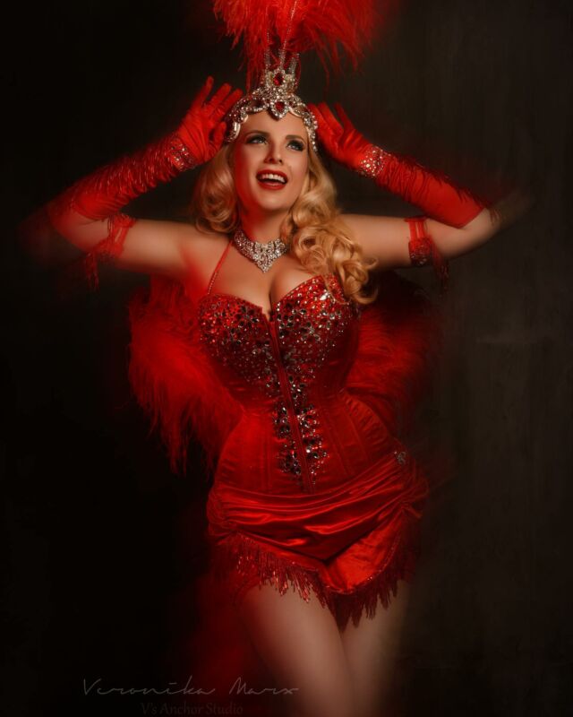 Be kind to your sparkly performers this December trying to make sure you have the best time ✨
.
.
We’re all running on caffeine , determination and hope we all have jobs in the new year 🤞🏻
.
.
Photo by the incredible @vsanchorstudio 
.
.
#showgirl #perfomer #entertainer #vegasshowgirls #blondehair #redfeather #burlesquecostume #burlesquedancer #londonlife #runningonhope #runningoncoffee #liveshows